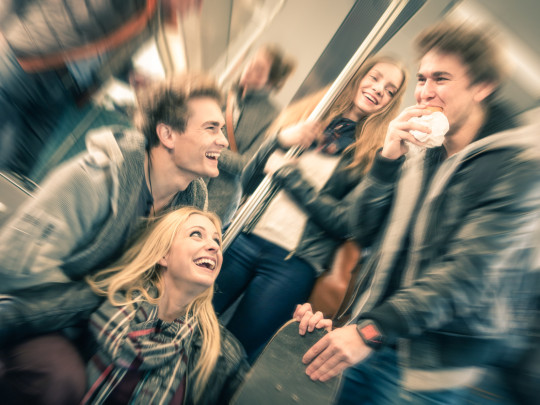 Grupo de jóvenes comiendo en el metro sin saber las enfermedades
