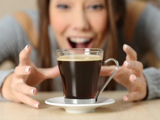 Mujer se emociona porque sabe cómo el café puede reducir los síntomas de la depresión,