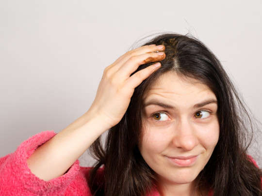 Mujer exfolia el cuero cabelludo