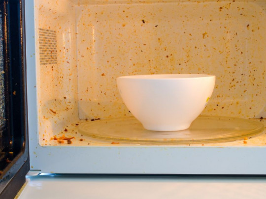 cómo limpiar el horno de microondas con bicarbonato