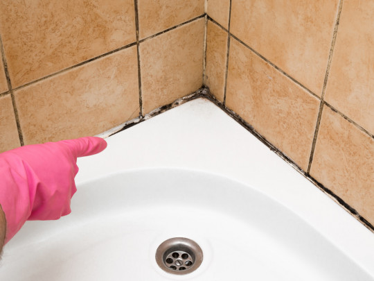 Truco para limpiar el jabón y sarro que se queda pegado en los azulejos del baño