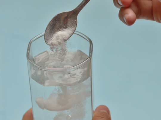 Vaso de agua con sal