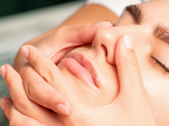 Mujer hace masajes para reducir la nariz ancha sin cirugía.