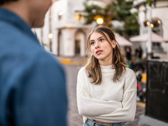 Mujer discute con su pareja en la calle