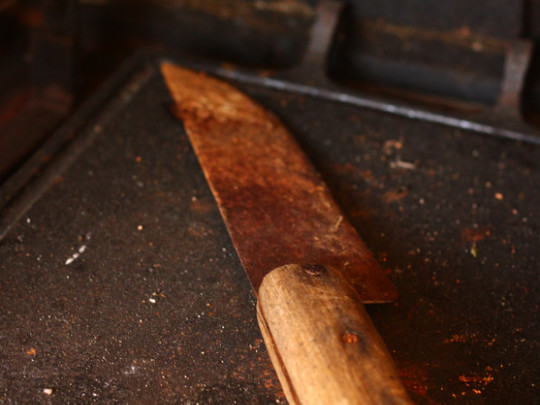 Cuchillo oxidado sobre mesa