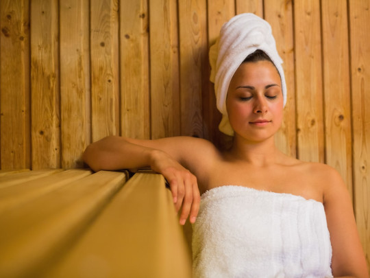 Mujer relajada en sauna