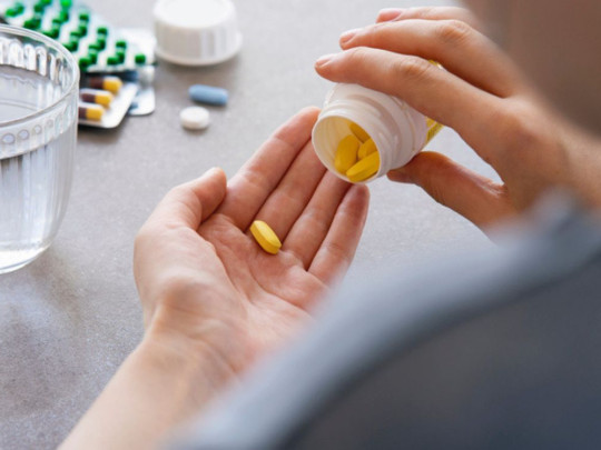 Persona sirviendo los medicamentos más eficaces que el ibuprofeno para tratar la migraña