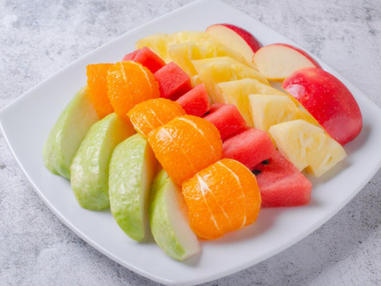 Plato lleno de frutas, cuál es la más saludable