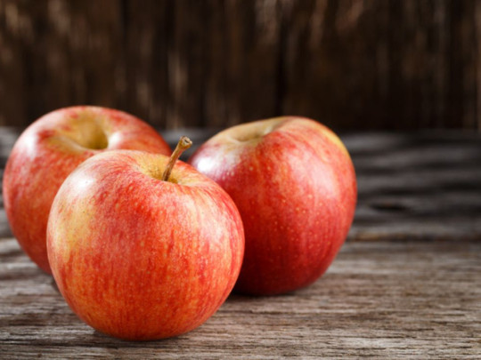 Tres manzanas para ilustrar cuántas calorías tiene una manzana