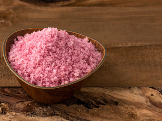 Tazón con sal rosa del Himalaya para ilustrar cuál es la mejor sal para consumir