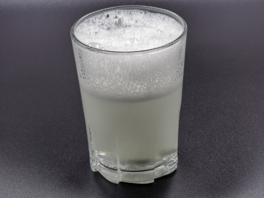 Pastillas efervescentes en vaso de agua