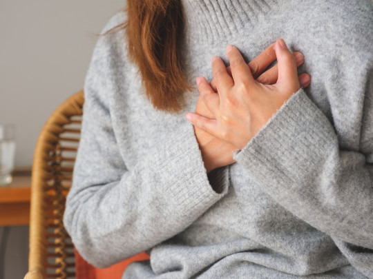 Mujer con dolor en los pulmones por problema cardíaco