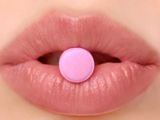 Mujer con píldora anticonceptiva en la boca cuántos tipos de pastillas anticonceptivas existen