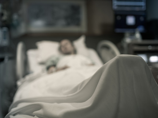 Mujer en cama de hospital 