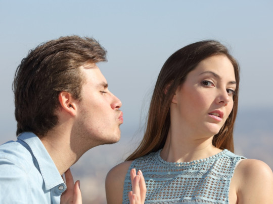 Mujer evita besar a una persona después de saber cuánto dura su saliva en su boca