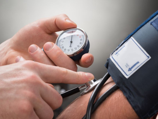 Persona mide su presión arterial