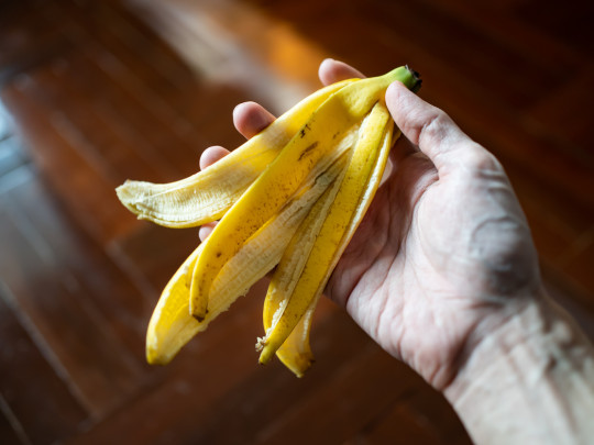 Persona con cáscara de plátano en la mano