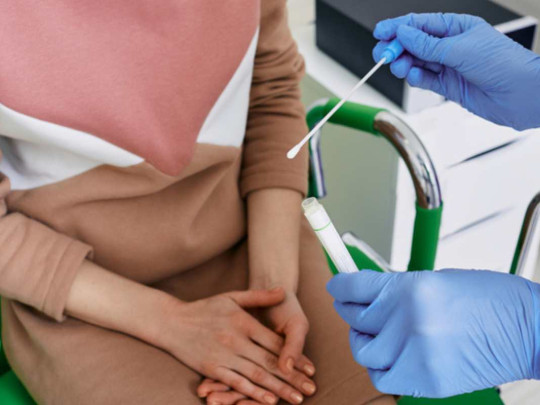 Mujer acude al doctor para preguntar si depilar zona del bikini aumenta riesgo de VPH.