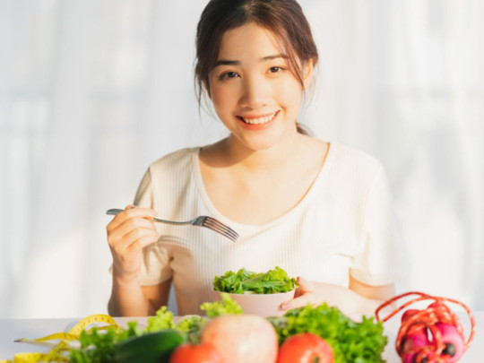 Mujer coreana prepara su comida para la Dieta Kpop