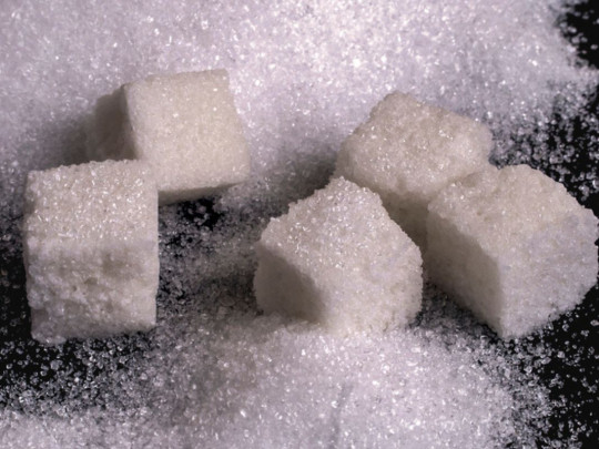 Cubos de azúcar para explicar que Nuevo edulcorante podría dañar la microbiota y el intestino, revela estudio 