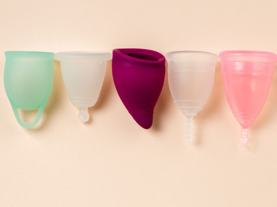 Diferentes tipos de copas menstruales para explicar si pueden quitar los cólicos