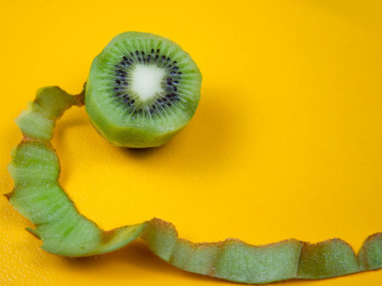 Kiwi sin cáscara para ilustrar si ¿Comer fruta con cáscara o sin cáscara?, te decimos cómo aprovecharlas al máximo