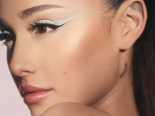 La cantante Ariana Grande con el maquillaje frosted eyes