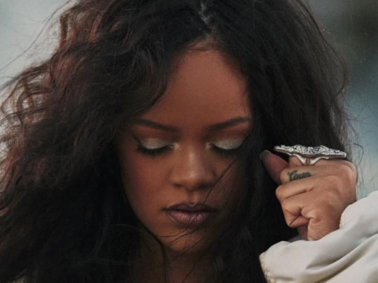 La cantante Rihanna en su video Lift me up con estilo frosted eyes de maquillaje