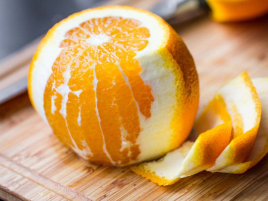 Naranja sin cáscara para ilustrar si ¿Comer fruta con cáscara o sin cáscara?, te decimos cómo aprovecharlas al máximo
