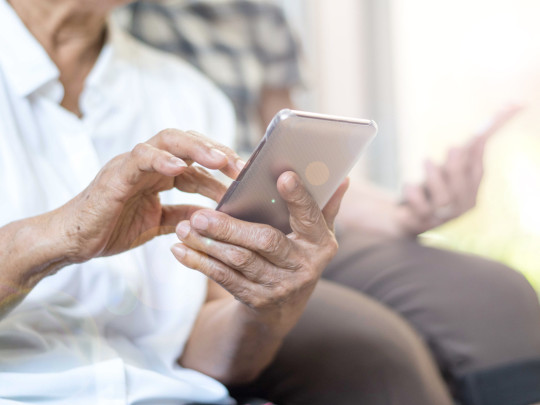 Persona mayor sosteniendo celular para explicar que Adultos mayores que usan internet tienen menor riesgo de demencia