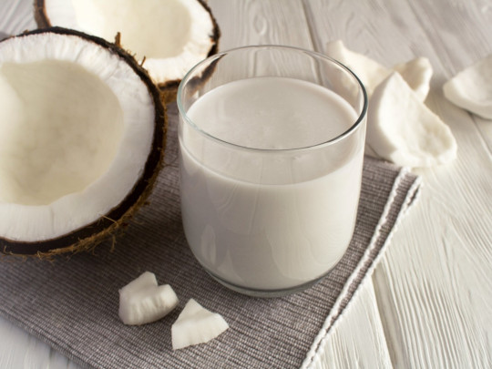 Hombre prueba la leche de coco y obtiene sus beneficios y propiedades. 