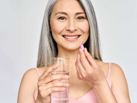 Mujer mayor tomando medicina no sabe que Relacionan anticonceptivos hormonales y medicamentos para menopausia con tumores cerebrales