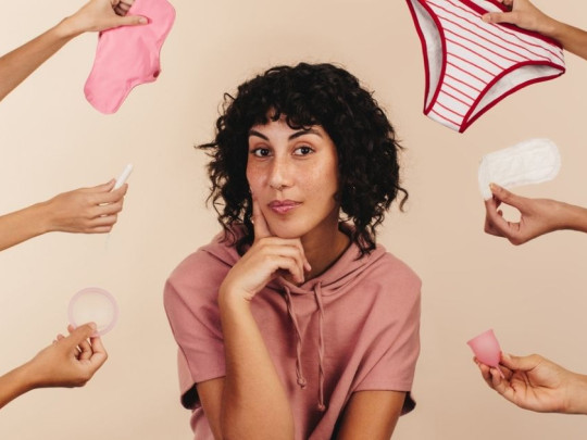 Mujer piensa cómo la menstruación cambia su cerebro