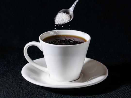 Taza de café con sal para qué se le pone sal a las bebidas de café
