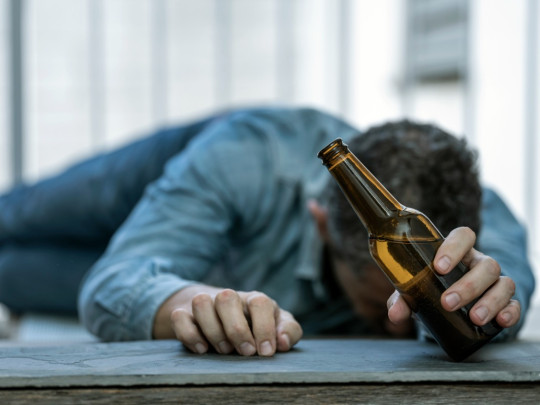 Hombre se queda dormido tras consumir alcohol. 