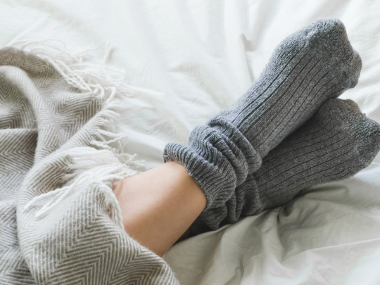 Mujer con calcetines en la cama