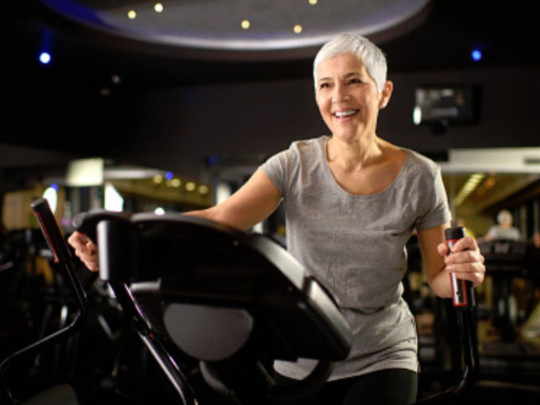 Mujer mayor haciendo ejercicio para no tener poca masa muscular
