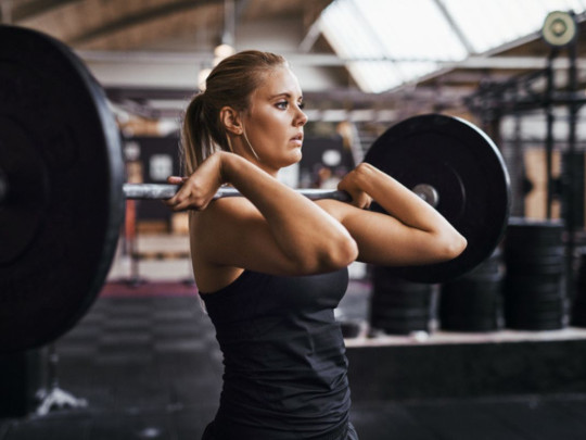 Mujer hace ejercicio en el gym sin saber cómo esta su condicion física 