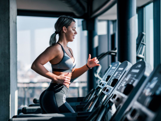 Mujer hace ejercicio pero no sabe si su vida está en peligro en ek gym