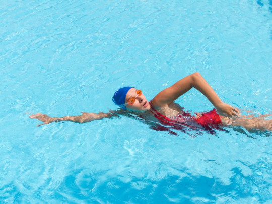 Mujer nadando para mostrar los ejercicios para adultos mayores