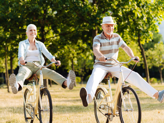 Dos adultos mayores en bicicleta / Foto: iStock