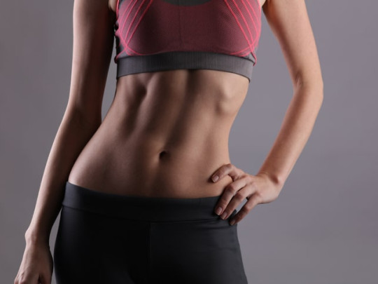 Mujer con abdomen plano Pilates