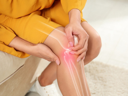Mujer tiene dolor de rodilla por no ejercitar los cuádriceps correctamente. 