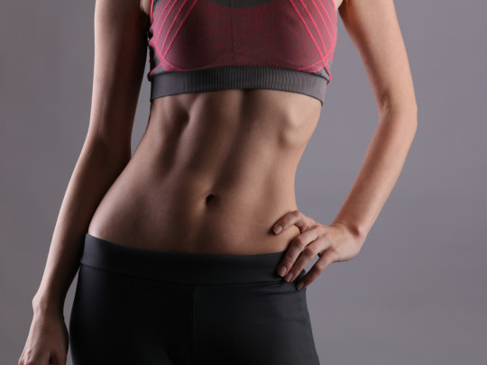 Mujer abdomen plano por ejercicio