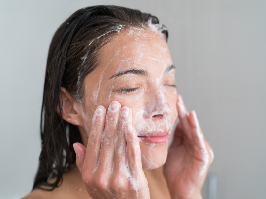 Mujer lava su rostro