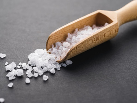 Pala con sal de grano para ilustrar cuál es la mejor sal para consumir