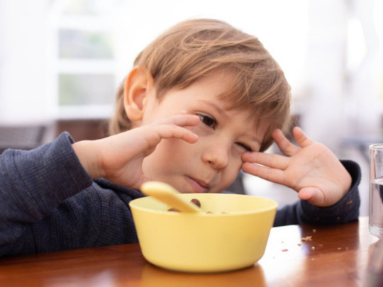Niño frente a cereal no sabe cuáles son los tipos de autismo 