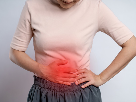 Mujer con dolor abdominal por gastroenteritis