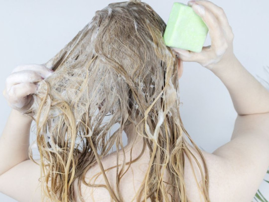 mujer lavando su cabello