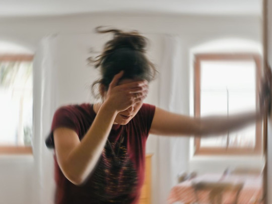 Mujer con dolor de cabeza se pregunta cuáles son los Signos poco comunes de convulsiones que esconden una epilepsia